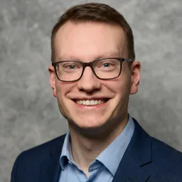 Porträt von Dennis Rathke